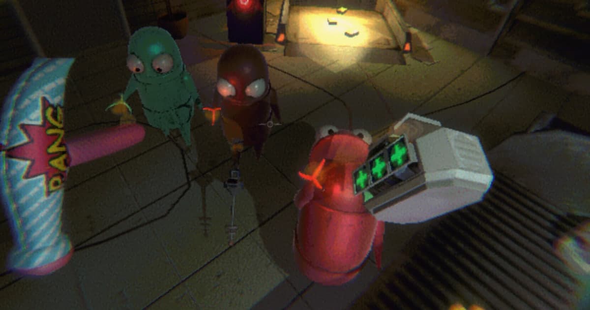 Screenshot Steam resmi R.E.P.O.: tiga robot kru berwarna hijau, cokelat, dan merah berdiri berdekatan di ruangan berubin yang gelap, kotak penyembuh putih bertanda salib hijau melayang di samping robot merah, dan mainan kartun besar bertuliskan BANG di latar depan kiri