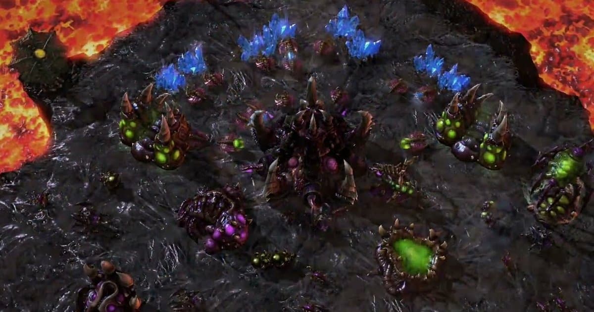 Cảnh chơi StarCraft II: căn cứ Zerg cạnh dung nham, các Drone đang khai thác mỏ khoáng màu xanh quanh nhà chính
